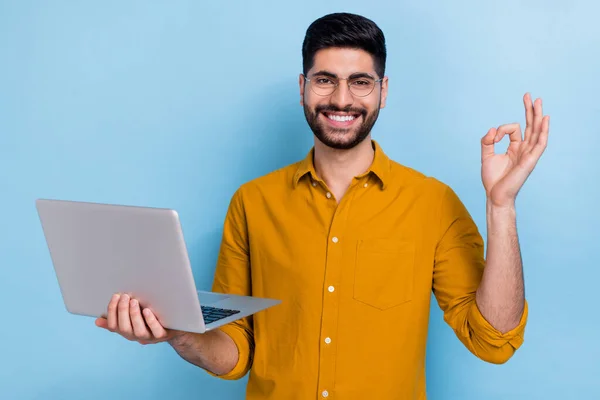 Photo Boss Brunet Millennial Guy Hold Laptop Show Okey Wear — Stock fotografie