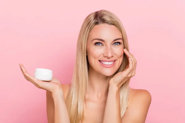 Photo Smiling Lady Present New Promo Gel Silky Aesthetic Skin — Stockfoto