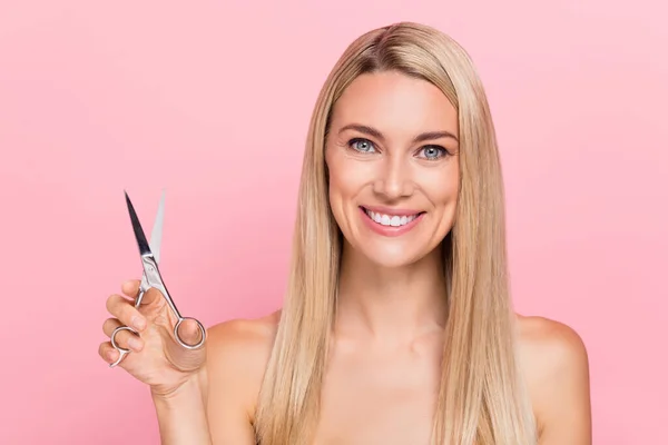 Photo Joyful Lady Hold Scissors Prepare Party Beauty Hairstylist Salon — Stockfoto