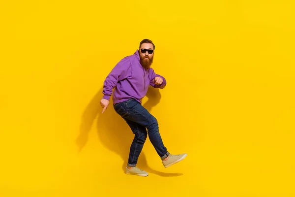 Full Length Photo Excited Cheerful Man Wear Violet Sweatshirt Dark — Zdjęcie stockowe