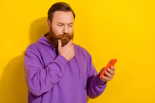 Photo Thoughtful Unsure Man Wear Violet Sweatshirt Writing Modern Device —  Fotos de Stock