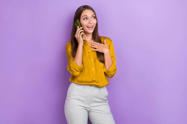 Photo Impressed Brown Hair Lady Tell Telephone Look Promo Wear — Stock Fotó