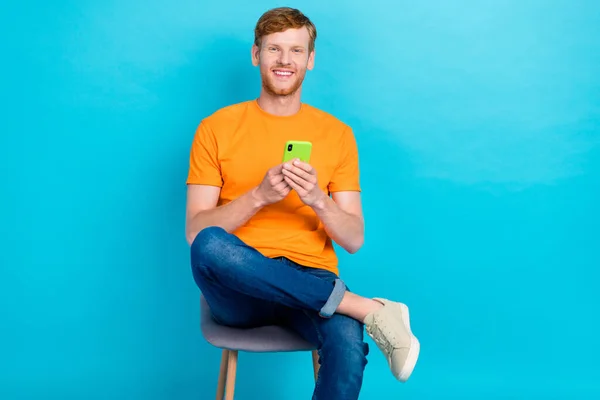 Photo Funny Positive Guy Dressed Orange Shirt Sitting Office Chair — ストック写真