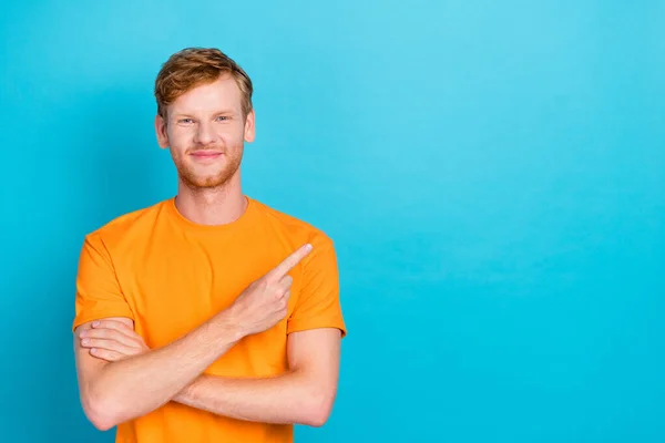 Photo Satisfied Confident Optimistic Man Wear Orange Shirt Directing Empty — Stok fotoğraf