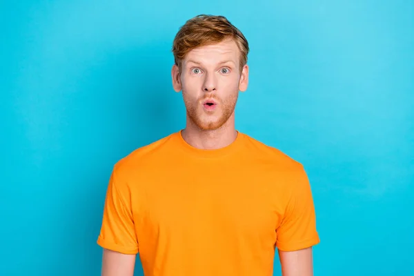 Photo Handsome Speechless Man Red Hairdo Wear Yellow Shirt Staring — Stock Fotó