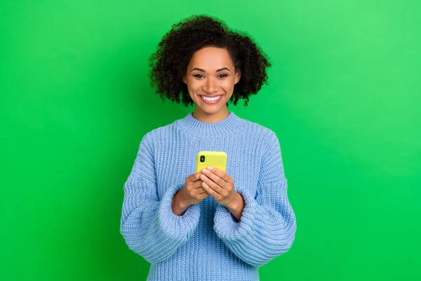 Photo Nice Curly Brunette Lady Hold Telephone Wear Blue Sweater — Photo