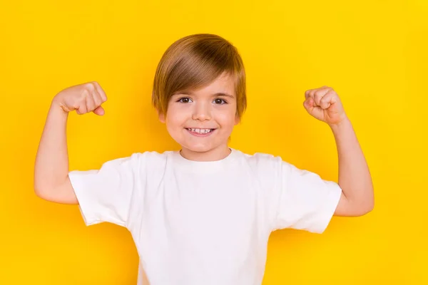Portrait Attractive Strong Cheerful Pre Teen Boy Showing Strong Arms — 스톡 사진