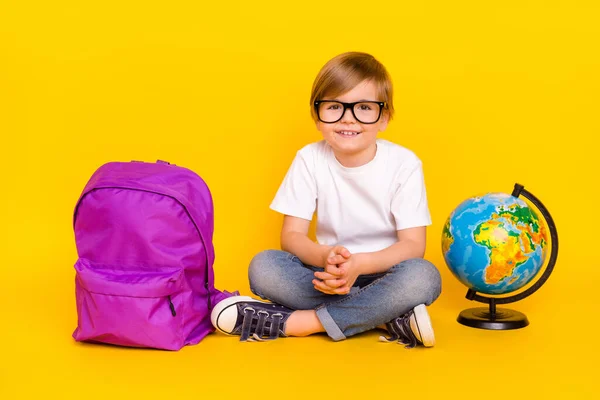 Portrait Handsome Cheerful Curious Pre Teen Boy Sitting Visit Classes — Stockfoto