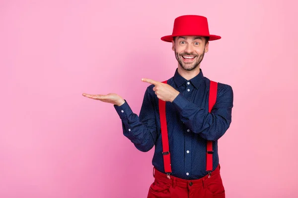Photo Cheerful Elegant Man Indicate Finger Arm Hold Empty Space — Foto de Stock