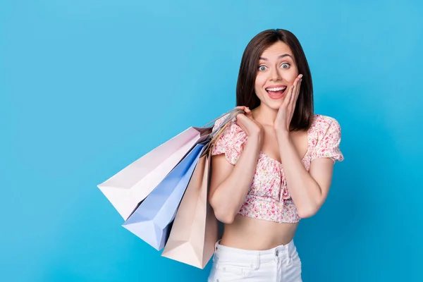 Photo Portrait Cute Young Woman Impressed Promo Offer Shopping Packages — 스톡 사진
