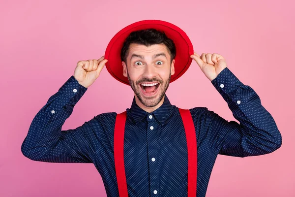 Photo Impressed Cheerful Man Arms Touch Headwear Toothy Smile Isolated — Foto de Stock