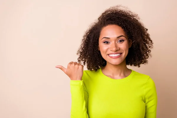 Photo Pretty Sweet Girl Dressed Neon Shirt Smiling Pointing Thumb — ストック写真