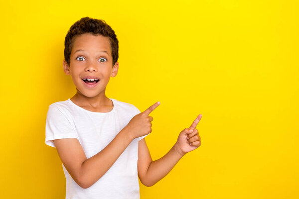 Photo Astonished Boy Impressed Sale Two Arm Direct Empty Space — Foto Stock