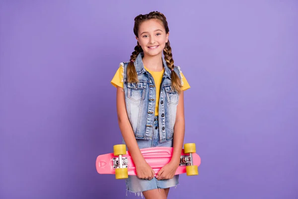 Photo Nice School Blond Girl Hold Skate Wear Yellow Shirt — Stok fotoğraf