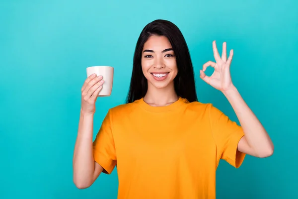 Photo Optimistic Millennial Lady Hold Cacao Okey Wear Orange Shirt — Fotografia de Stock
