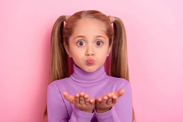 Photo Young Lovely Sweet Little Girl Daughter Send Air Kiss — Stockfoto