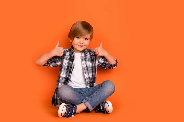 Full Length Photo Young Boy Sit Floor Show Thumbs Feedback — Zdjęcie stockowe
