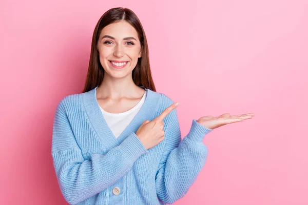 Photo Lovely Cheerful Stylish Girl Tricky Smiling Holding Palm Pointing — kuvapankkivalokuva