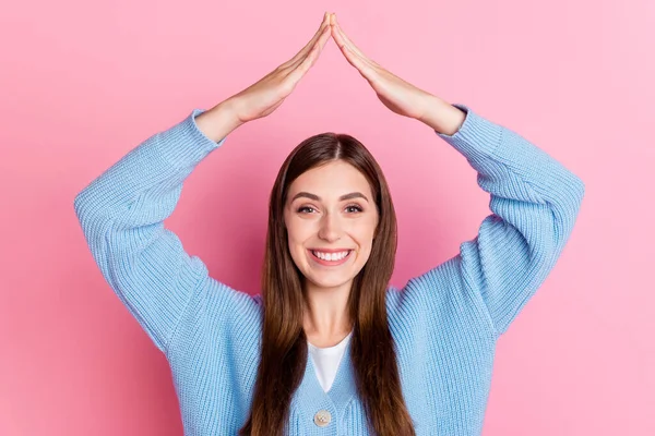 Photo Funky Cheerful Young Woman Dressed Blue Cardigan Showing Roof — ストック写真