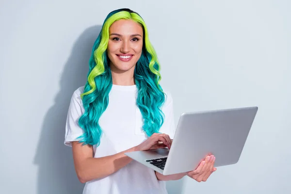 Photo Charming Shiny Vibrant Gradient Hair Girl Dressed Shirt Working — Foto Stock