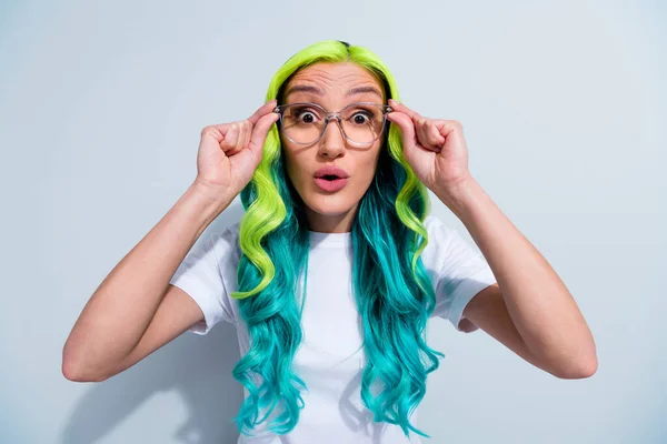 Photo Impressed Sweet Vibrant Gradient Hair Girl Dressed Shirt Arms — Zdjęcie stockowe