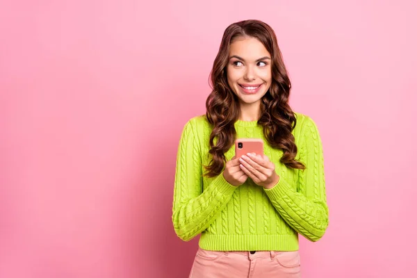 Photo Adorable Lady Curly Hairstyle Hold Device Look Empty Space — Stockfoto