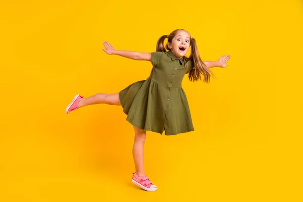 Full Body Photo Overjoyed Positive Girl Stand One Leg Tip — Stockfoto
