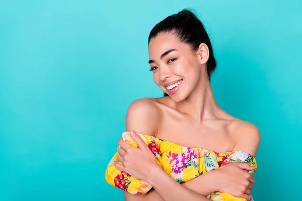 Photo Pretty Young Brunette Lady Hug Herself Wear Floral Top — Fotografia de Stock