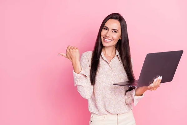 Photo Young Smiling Nice Woman Programmer Expert Hold Laptop Directing — Zdjęcie stockowe