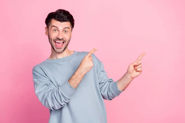 Photo Astonished Cheerful Man Indicate Fingers Empty Space Isolated Pink — Stok fotoğraf