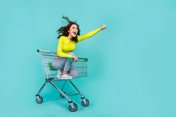 Full Size Photo Overjoyed Carefree Girl Sit Market Trolley Ride — Foto de Stock