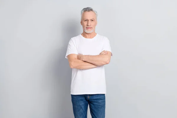 Φωτογραφία Από Ωραίο Ηλικιωμένος Άνδρας Σταυρωμένα Χέρια Φορούν Λευκό Shirt — Φωτογραφία Αρχείου