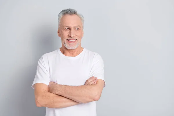 Photo Funny Elder Man Crossed Arms Look Promo Wear White — Stockfoto