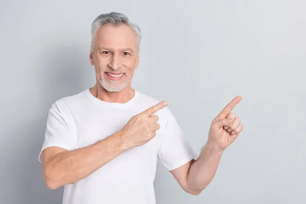 Φωτογραφία Του Αισιόδοξου Ηλικιωμένου Άνδρα Δείκτη Promo Φορούν Λευκό Shirt — Φωτογραφία Αρχείου