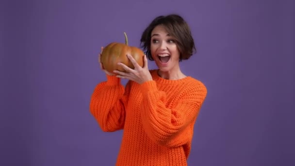 Lady Surprised Grow Pumpkin Halloween Festival Isolated Vivid Color Background — Stockvideo