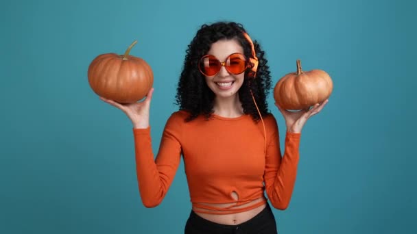Lady Show Pumpkin Crop Listen Pop Halloween Music Isolated Blue — Vídeo de Stock