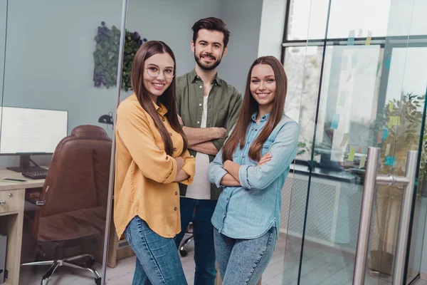 Photo Positive Cheerful Folded Arms Three Trainee Students Team Working — Stock fotografie