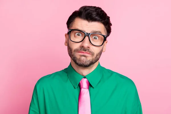 Photo Stupor Confused Guy Wear Green Shirt Spectacles Looking You — Fotografia de Stock