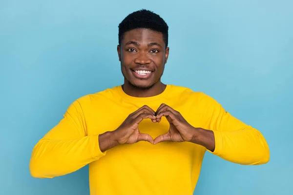 Photo Multinational Guy Demonstrate Heart Symbol Proposing Girlfriend Wear Yellow — 스톡 사진