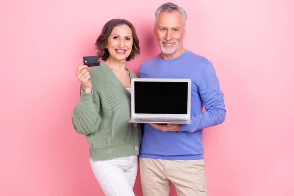 Photo Two Cheerful Aged People Showing Debit Card Empty Space — Foto Stock