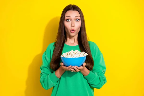 Photo Impressed Girl Pouted Lips Arms Hold Popcorn Plate Watch — ストック写真