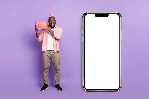 Full Size Photo Impressed Millennial Man Hold Present Wear Cap — Stockfoto