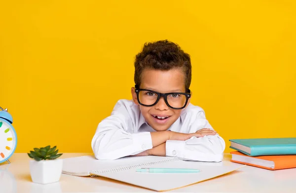 Портрет Позитивного Розумного Хлопчика Зубної Посмішки Підготувати Тест Ізольовано Жовтому — стокове фото
