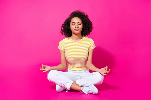 Full Size Photo Young Attractive Woman Sitting Relax Meditation Concetrated — Foto Stock