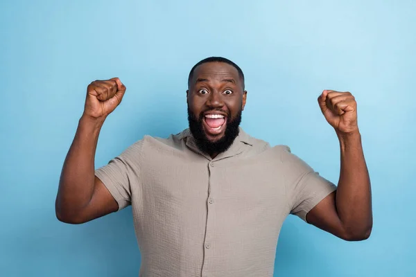 Photo Astonished Overjoyed Man Raise Fists Open Mouth Scream Yeah — Stock Photo, Image