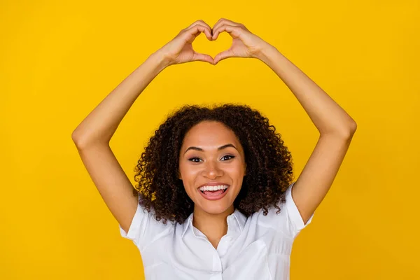 Photo Romantic Wavy Hairdo Millennial Lady Hands Heart Wear White — 스톡 사진