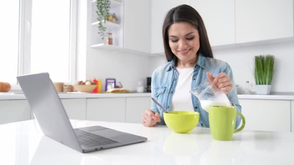 Lady Prepare Health Breakfast Pour Yoghurt Oatmeal Modern Apartment High — ストック動画