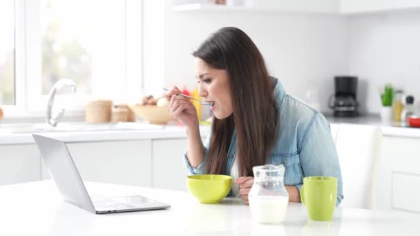 Positive Lady Sit Kitchen Lady Have Web Conversation Netbook Eat — Stok video