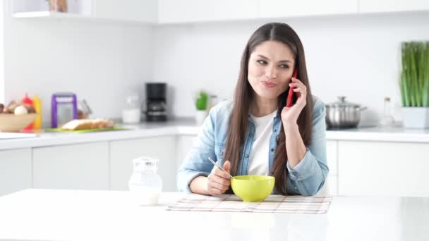 Lady Having Tasty Breakfast Granola Apartment Kitchen Speak Friend Gadget — ストック動画