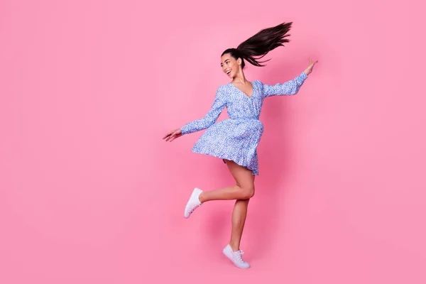 Foto Comprimento Total Jovem Atraente Senhora Rindo Salto Andando Olhando — Fotografia de Stock